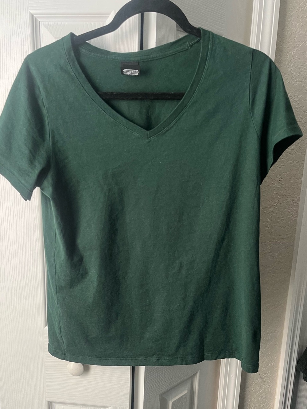 Hanes women’s hunter green perfect tee vneck shirt 100% cotton size Small